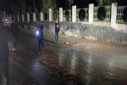 ببینید |  تلاش راهداران گچسر برای پاکسازی سیلاب  شب گذشته محور کرج کندوان و محور روستایی خور