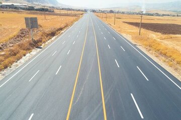 تداوم خط‌کشی و نصب علائم ایمنی در محورهای مواصلاتی ایلام