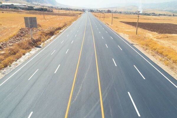 تداوم خط‌کشی و نصب علائم ایمنی در محورهای مواصلاتی ایلام