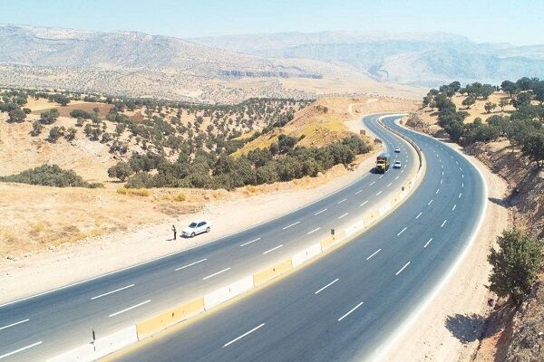تداوم خط‌کشی و نصب علائم ایمنی در محورهای مواصلاتی ایلام