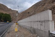 ببینید|احداث دیوار حائل بتنی در محدوده پیچ شاندیز محور کرج -چالوس