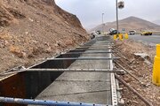 ببینید|احداث دیوار حائل بتنی در محدوده پیچ شاندیز محور کرج -چالوس