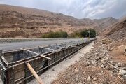 ببینید|احداث دیوار حائل بتنی در محدوده پیچ شاندیز محور کرج -چالوس