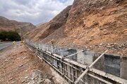 ببینید|احداث دیوار حائل بتنی در محدوده پیچ شاندیز محور کرج -چالوس