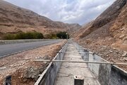 ببینید|احداث دیوار حائل بتنی در محدوده پیچ شاندیز محور کرج -چالوس