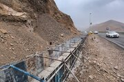 ببینید|احداث دیوار حائل بتنی در محدوده پیچ شاندیز محور کرج -چالوس