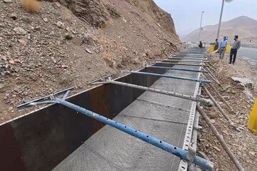 ویدئو/احداث دیوار حائل بتنی در محدوده پیچ شاندیز محور کرج -چالوس