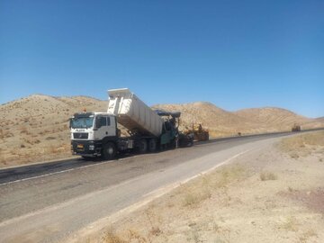 ببینید| آغاز عملیات روکش آسفالت محور فریمان ـ تربت‌جام به طول ۶ کیلومتر