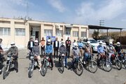 ببینید|همایش ارتقای ایمنی راکبین موتورسوار و اهدای کلاه ایمنی به موتورسواران به همت اداره ایمنی و ترافیک اداره کل راهداری و حمل و نقل جاده‌ای استان البرز در روستای  شلمزار ساوجبلاغ