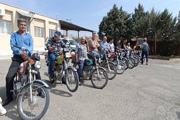 ببینید|همایش ارتقای ایمنی راکبان موتورسوار و اهدای کلاه ایمنی به موتورسواران به همت اداره ایمنی و ترافیک اداره کل راهداری و حمل و نقل جاده‌ای استان البرز در روستای  شلمزار ساوجبلاغ