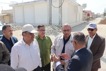 ببینید| بازدید معاون فنی و مهندسی سازمان ملی زمین و مسکن و مدیرکل راه و شهرسازی به همراه نماینده شادگان از پروژه های مسکن و بازآفرینی شهری شهرستان