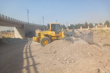 ببینید | اجرای عملیات پاکسازی و بازگشایی پل رودخانه اسماعیل آباد توسط راهداران شهرستان قزوین در استان قزوین
