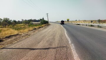 ببینید | اجرای عملیات شانه‌سازی و رفع اختلاف سطح در محور کورانه توسط راهداران شهرستان قزوین در استان قزوین