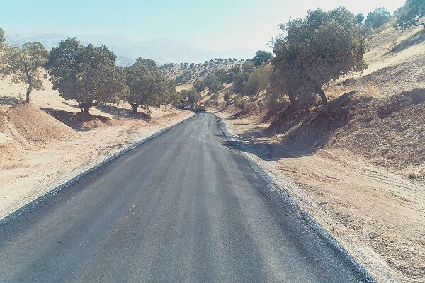 اجرای عملیات آسفالت محور راه روستایی انجیر شهرستان ملکشاهی