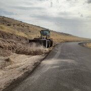 ببینید | اجرای عملیات مخلوط‌ریزی و شانه‌سازی در محور روستایی دستجرد توسط راهداران شهرستان قزوین در استان قزوین