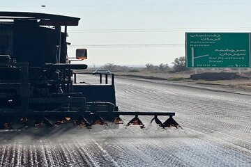 ببینید | اجرای روکش آسفالت محور کمربندی رفسنجان _انار در استان کرمان