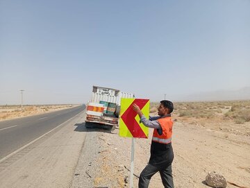 نصب و اصلاح ۵ هزار و ۳۱۰ تابلوی اخطاری و انتظامی در محورهای جنوب کرمان