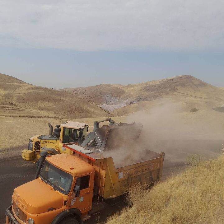 ببینید | اجرای عملیات مخلوط‌ریزی و شانه‌سازی در محور روستایی دستجرد توسط راهداران شهرستان قزوین در استان قزوین