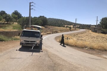 ببینید| عملیات خط کشی آکس جاده به طول ۳/۵کیلومتر مسیر جوانرود _ بیله ای (استان کرمانشاه)