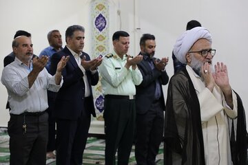 ببینید| اقامه نماز جماعت به امامت آیت‌الله محسن حیدری آل کثیر نماینده مردم خوزستان در مجلس خبرگان در اداره کل راه و شهرسازی خوزستان