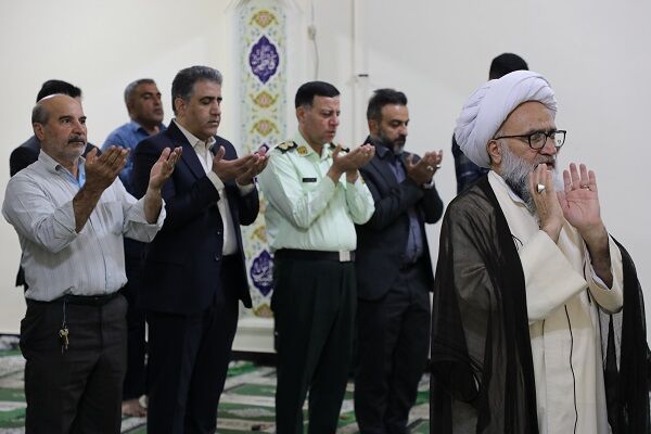 ببینید| اقامه نماز جماعت به امامت آیت‌الله محسن حیدری آل کثیر نماینده مردم خوزستان در مجلس خبرگان در اداره کل راه و شهرسازی خوزستان