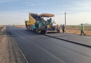 ببینید | اجرای عملیات بهسازی و روکش آسفالت محور شهربابک_انار (قطعه ۶) استان کرمان