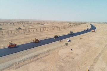 ادامه عملیات ایمن‌سازی محور اربعینی مهران ـ دهلران با اجرای ۱۱ کیلومتر روکش آسفالت