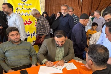ببینید| برپایی میز خدمت اداره راه وشهرسازی دزفول در مصلی نماز جمعه این شهرستان و پاسخگویی و رسیدگی به مشکلات شهروندان