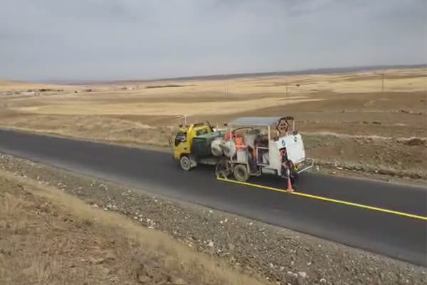 عملیات خط‌کشی محور روستایی قمچقای به طول ۱۸ کیلومتر