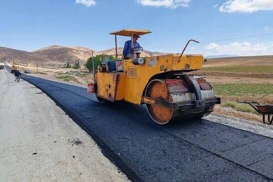 انجام ۱۴ کیلومتر روکش آسفالت راه روستایی در احمدآباد مشهد