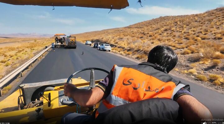 ویدیو | تداوم عملیات بهسازی و روکش آسفالت محور سیرجان ـ بردسیر توسط اداره کل راهداری و حمل و نقل استان کرمان