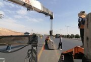 ببینید/ عملیات نصب نیوجرسی در محور کرمان_باغین (دوربرگردان شهرک صنعتی خضرا)