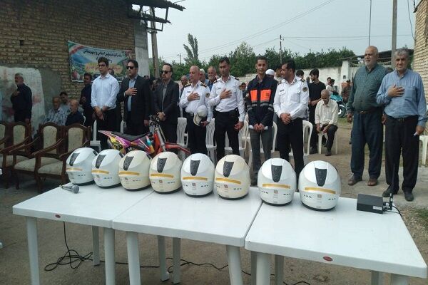 توزیع ۵۰ کلاه ایمنی رایگان میان موتورسواران روستاهای شهرستان جویبار در مازندران