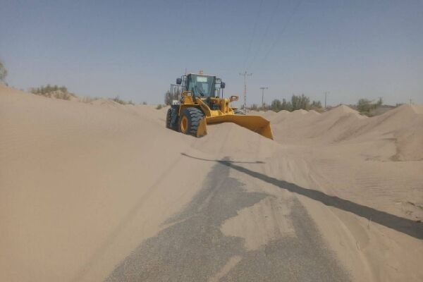 ببینید | عملیات ماسه روبی و بازگشایی محورهای مواصلاتی حوزه سیستان بر اثر طوفان های شن و ماسه جهت تردد ایمن کاربران جاده ای توسط راهداران سیستان و بلوچستان
