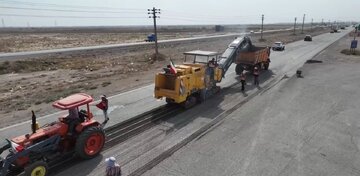 عملیات تراش آسفالت در محور قزوین–بویین‌زهرا با هدف آماده‌سازی سطح راه برای اجرای روکش آسفالت جدید، بهسازی مسیر، ارتقای کیفیت عبور و مرور و افزایش ایمنی تردد کاربران جاده‌ای آغاز شد.
