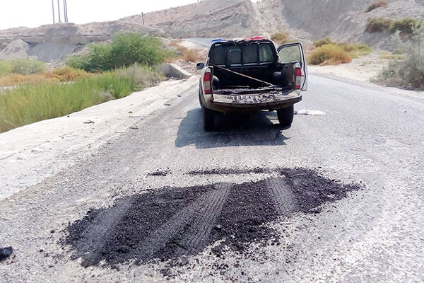 انجام عملیات لکه‌گیری و ترمیم خرابی‌های سطح آسفالت در محور کهورستان–لار