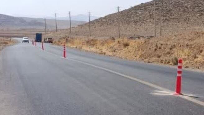 ایمن‌سازی محور قادرآباد ـ صفاشهر با نصب استوانه‌های ترافیکی توسط راهداری فارس