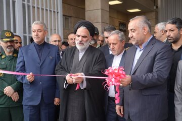 به گزارش پایگاه خبری وزارت راه وشهرسازی از آذربایجان غربی در متن این لوح چنین آمده است:   همکاری وهماهنگی میان نهادهای اجرایی   ومجموعه سازمان زندان ها،بستری راهبردی برای تحقق اهداف متعالی در حوزه های