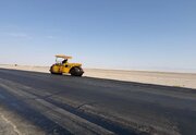 ببینید/ عملیات بهسازی، لکه گیری و روکش آسفالت محور شمش _انار (قطعه ۳) در استان کرمان
