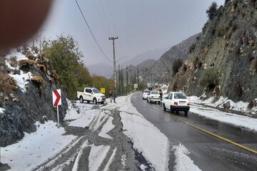 نخستین برف پاییزی جاده‌های جنوب کرمان را سفیدپوش کرد؛ آماده‌باش ۲۰۰ راهدار و ۱۵۰ دستگاه ماشین آلات راهداری در جنوب کرمان