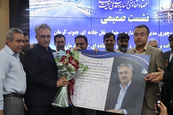 قدردانی خانواده بزرگ راهداری و حمل‌ونقل جاده‌ای جنوب کرمان از عطاءالله منوچهری به پاس مدیریت جهادی، اخلاق‌مداری و تقویت انسجام سازمانی