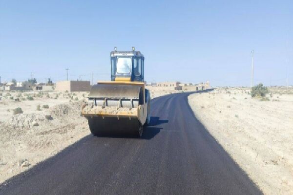 ببینید | روکش آسفالت محورهای روستایی حوزه سیستان  بصورت امانی توسط راهداران اکیپ وحدت اداره کل راهداری و حمل و نقل جاده ای سیستان و بلوچستان
