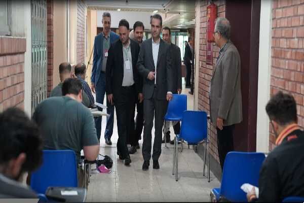 بازدید مدیرکل راه و شهرسازی گیلان از روند برگزاری آزمون‌های ورود به حرفه مهندسان در استان
